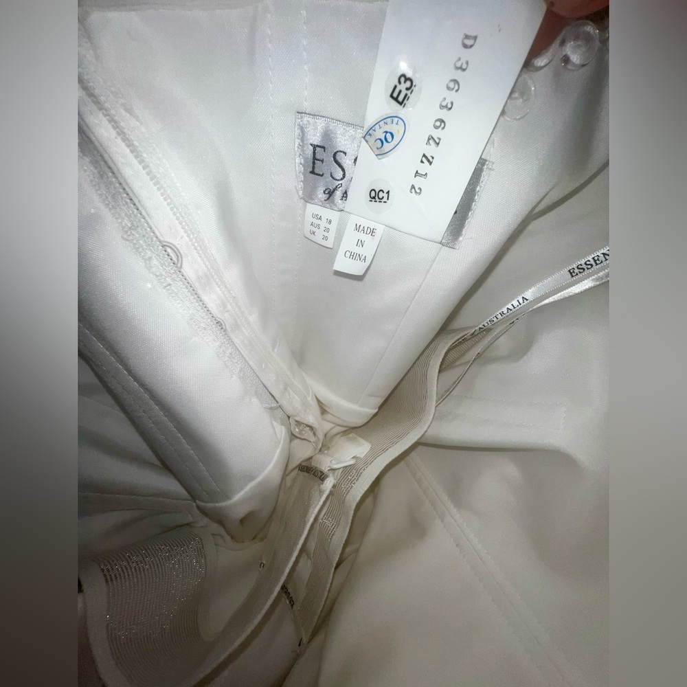 Breathtaking Essence of Australia Wedding Dress with Detachable Sleeves - Picture 14 of 16